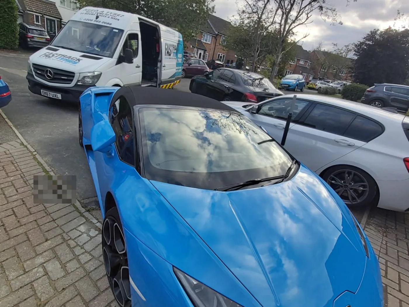 Blue Lamborghini Huracan Spyder having a tyre changed at home by Fastrack