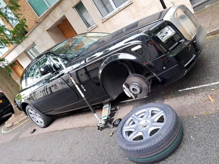 Rolls-Royce Phantom mobile tyre service in London
